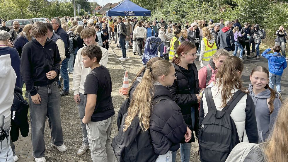 Um kurz nach 12 Uhr kamen auch sehr viele Schüler des Schulzentrums Collhusen zur Kundgebung. Foto: Ammermann