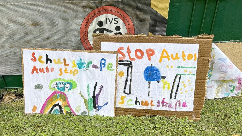 Mit Plakaten machten die Schüler auf die Situation in der Schulstraße aufmerksam. "Stop Autos" fordern die Mädchen und Jungen. Foto: Ammermann