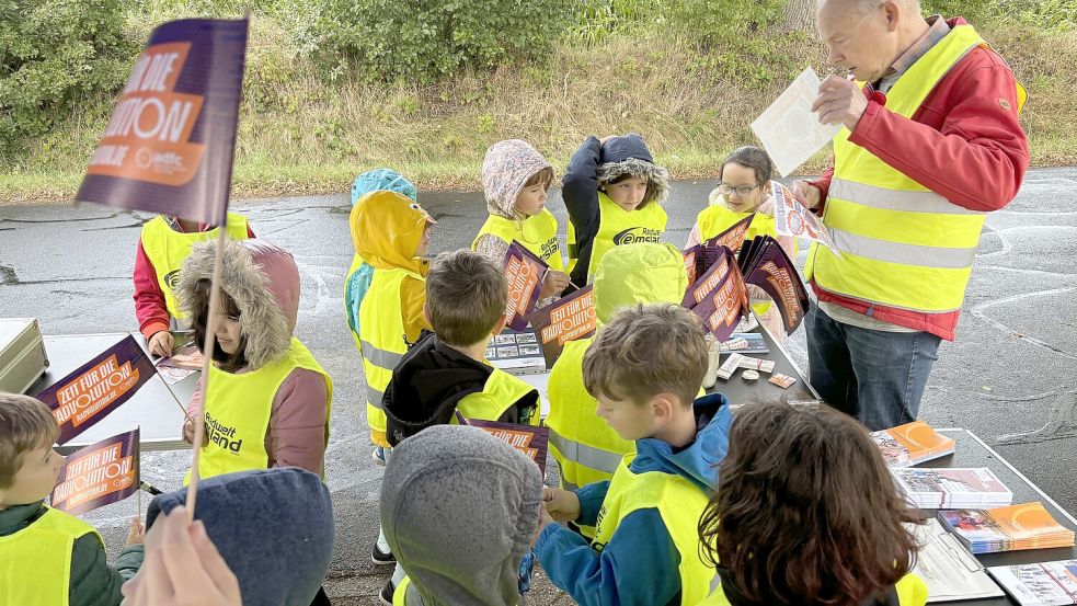 Auch Vertreter des ADFC waren mit einem Stand vertreten und informierten die Kinder unter anderem über das Thema Sicherheit. Foto: Ammermann