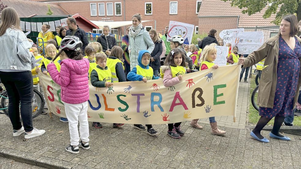 Mit dem Transparent zogen die Kinder zur Straßensperre der Feuerwehr und stellten es dort auf. Foto: Ammermann