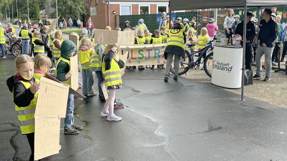 Für einen sicheren Schulweg haben sich diese Schüler am Freitag stark gemacht. Foto: Ammermann
