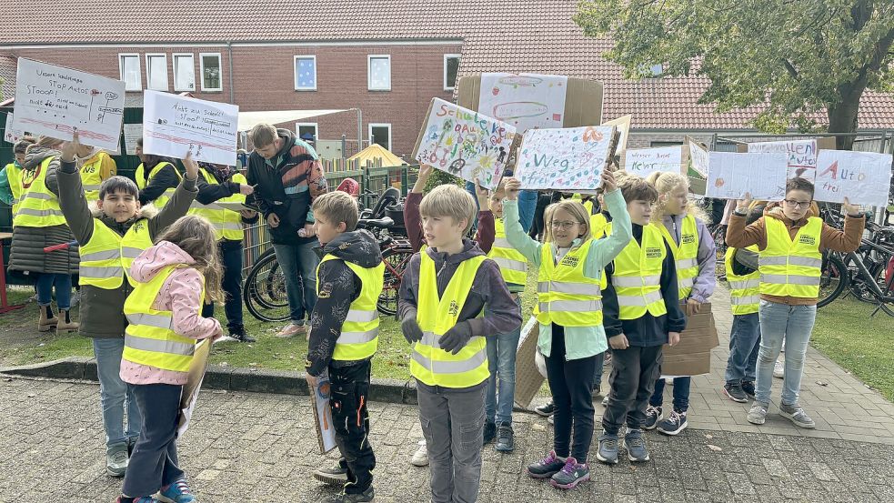 Auch die Grundschüler beteiligten sich am Freitag an der Protestaktion. Sie hielten Plakate nach oben. Foto: Ammermann
