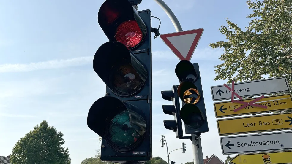 Vorne steht eine Ampel, die den Baustellenverkehr regelt. Die hintere blinkt die ganze Zeit auf. Foto: Hellmers