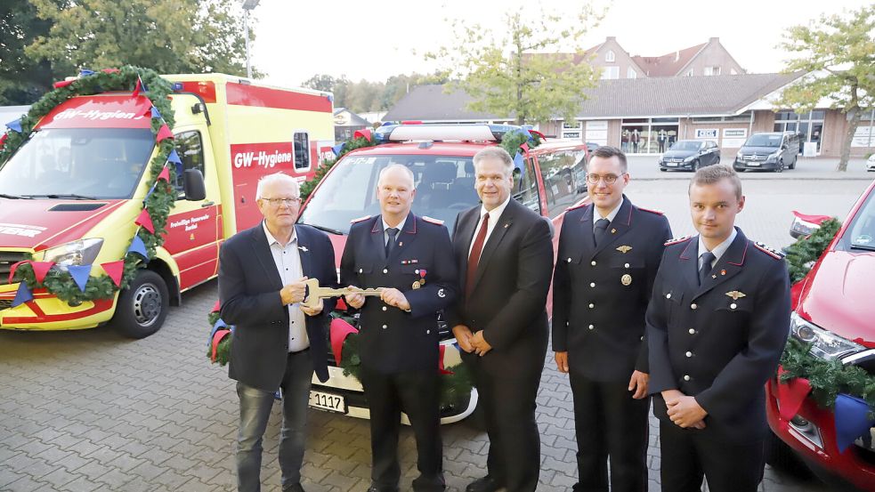 Über die neuen Fahrzeuge freuten sich bei der Schlüsselübergabe (von links) Johannes Geesen, Uwe Schröder, Andrè Schröder, Dennis Lüthje und Timo Lücking. Foto: Passmann