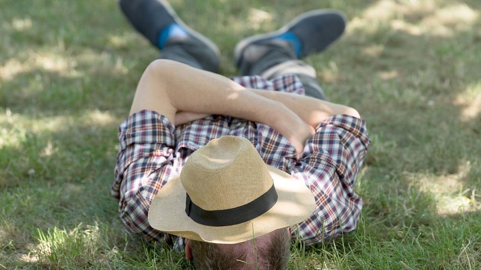 Erstmal Siesta: Ein Mann ruht sich aus. Viele Arbeitnehmer achten bewusst auf die Work-Life-Balance. Foto: picture alliance/dpa/ZB/Sebastian Kahnert