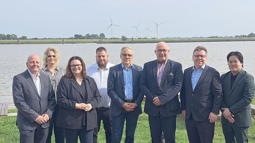 Jemgums Bürgermeister Hans-Peter Heikens (3. von rechts), Vertreter der Gemeinde und die SPD-Bundestagsabgeordnete Anja Troff-Schaffarzyk (3. von links) trafen sich mit Vertretern des Energieunternehmens SEFE. Foto: SPD-Wahlkreisbüro Leer/Marion Bubolz