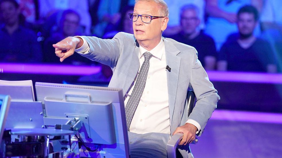 Günther Jauch spricht „Wer wird Millionär“-Kandidatin Elisabeth Albrecht auf ihr Aussehen an. Foto: Stefan Gregorowius
