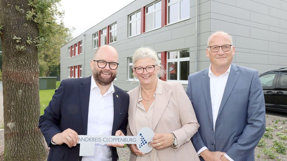 Feierliche Schlüsselübergabe: Landrat Johann Wimberg und Schulleiterin Marlies Bornhorst-Paul erkundeten anschließend zusammen mit Architekt Michael Kramer den neuen Anbau der BBS Friesoythe, Standort Scheefenkamp. Foto: Sascha Rühl/Landkreis Cloppenburg