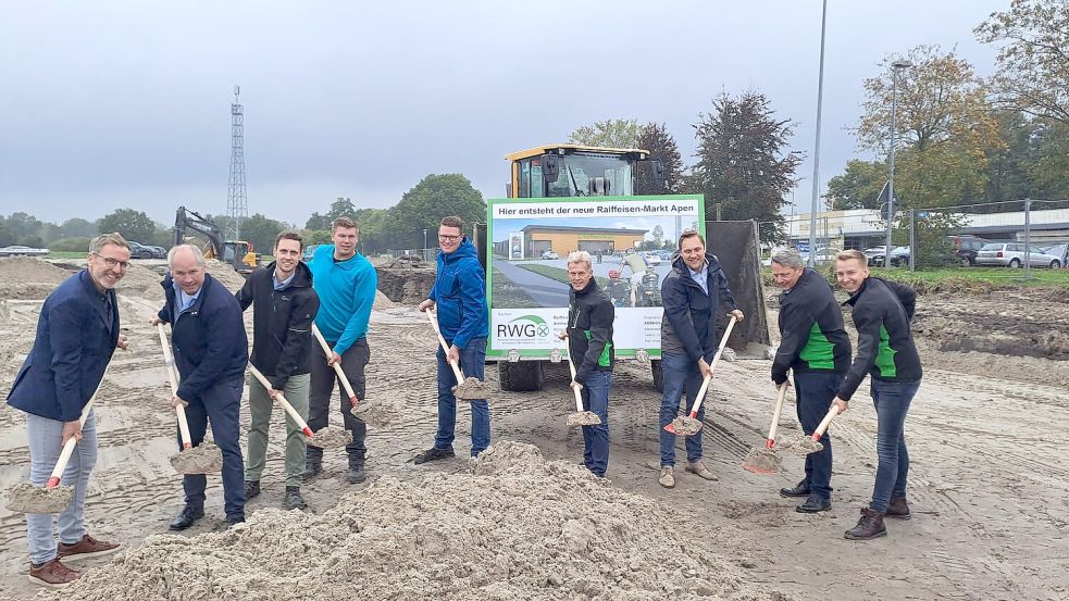 Symbolischer Baustart in Apen (von links): Maik Janßen, Hergen Eilers, Tobias Packeiser, Tom Cordes, Peter Rosendahl, Renke Schröder, Matthias Huber, Hermann Mammen und Hendrik Buschmann. Foto: Gemeinde Apen