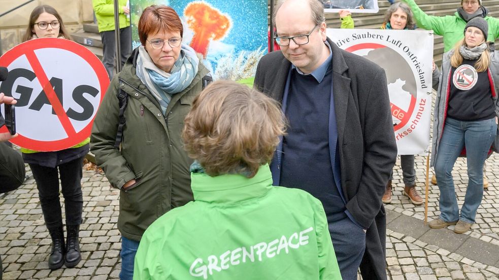Die Landtagsabgeordnete Meta Janssen-Kucz und Niedersachsens Umweltminister Christian Meyer (beide Grüne) sprechen mit Demonstranten gegen die Gasbohrungen vor Borkum. Foto. Stratenschulte/DPA