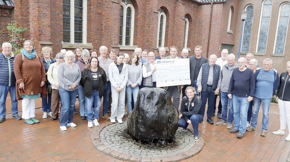 Einen Scheck über 10.000 Euro überreichte der Veranstalter des Flohmarktes in Elisabethfehn, Claas Meyer (Mitte), an das Flohmarktgremium. Foto: Passmann