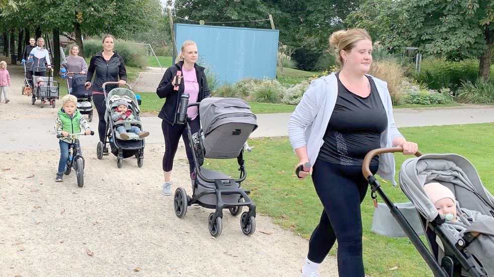 Die Gruppe junger Mütter dreht einmal in der Woche im Stadtpark in Papenburg ihre Runden. Anja Mansholt, dritte auf dem Foto, ist seit längerem dabei. Foto: Risius-Hartwig