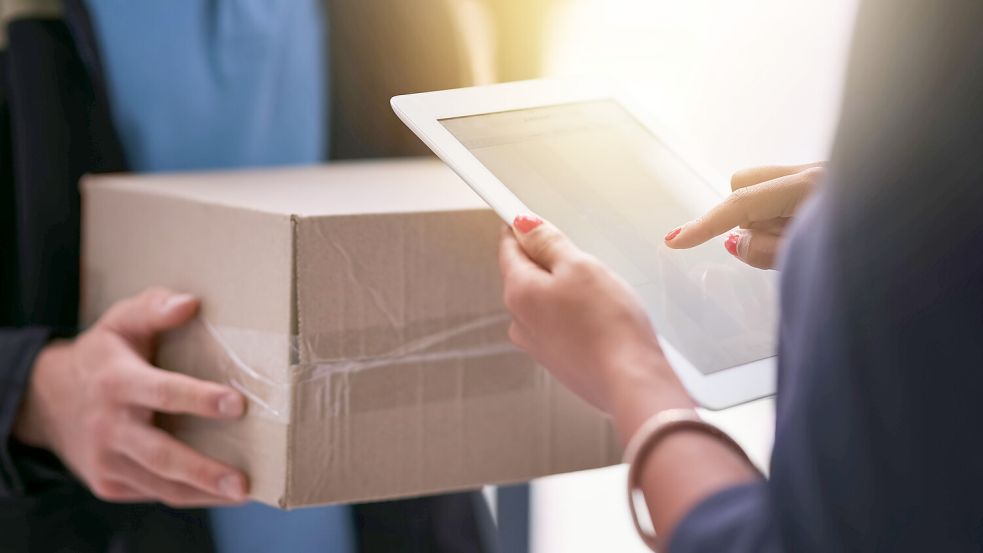 Die Unterschrift bei der Paketannahme sollte dem Empfänger klar zuordenbar sein. Foto: IMAGO/YAY Images