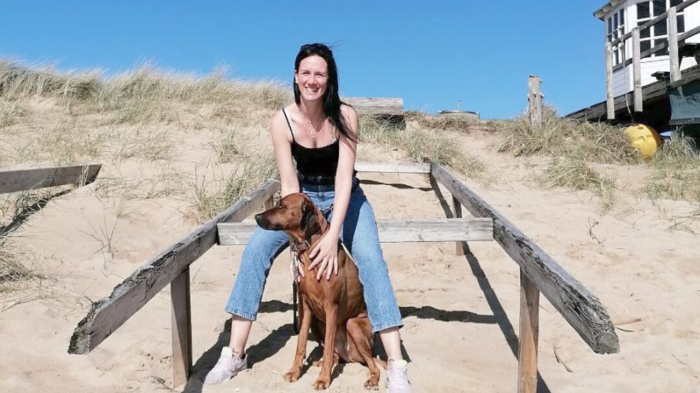 Die Wittdünerin Brinja Terborg mit ihrer Ridgeback-Hündin Kiki, die vor wenigen Tagen starb, nachdem sie Schneckenkorn aufgenommen hatte. Foto: privat