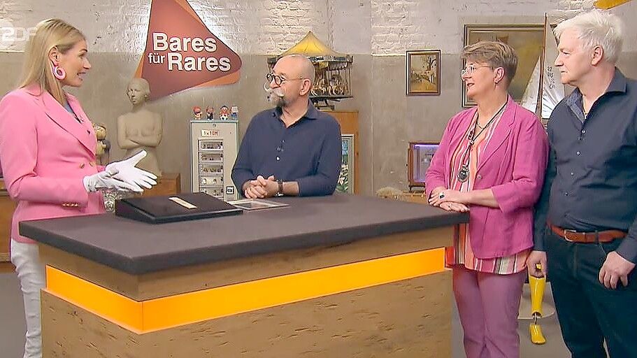 Die Idafehnerin Hannelore Kuhlmann-Meyer (2. von rechts) war mit ihrem Bekannten Robert Scharf (rechts) in der ZDF-Sendung „Bares für Rares“ mit Horst Lichter und der Kunstexpertin Dr. Bianca Berding. Screenshot: Zein/ZDF