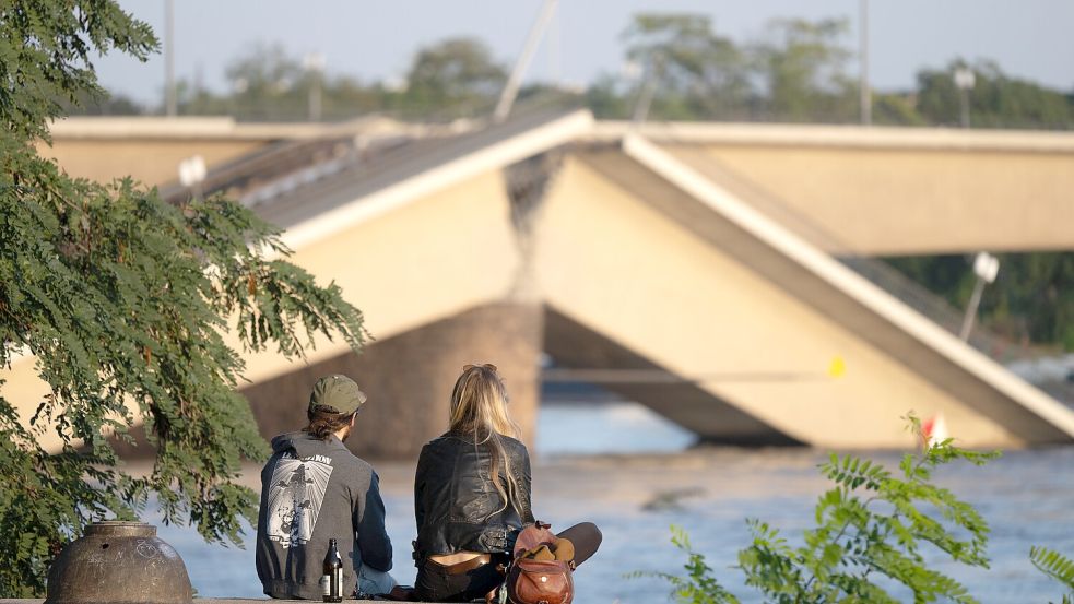 Teile der eingestürzten Carolabrücke liegen in der Elbe bei Dresden im Wasser. Niedersachsen will es gar nicht erst zu so einem Unglück kommen lassen. Foto: dpa/Sebastian Kahnert