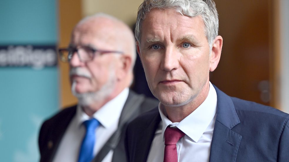 Thüringens AfD-Chef Björn Höcke (rechts) und sein Parteifreund Jürgen Treutler, der als Alterspräsident des Landtages fungiert Foto: dpa/Martin Schutt