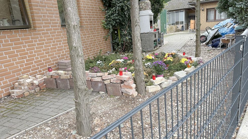 Tannenzweige, Blumen und Grablichter erinnern an die schreckliche Tat in Sarstedt, bei der Anfang September der 61-jährige Mann getötet wurde. Foto: Lars Laue