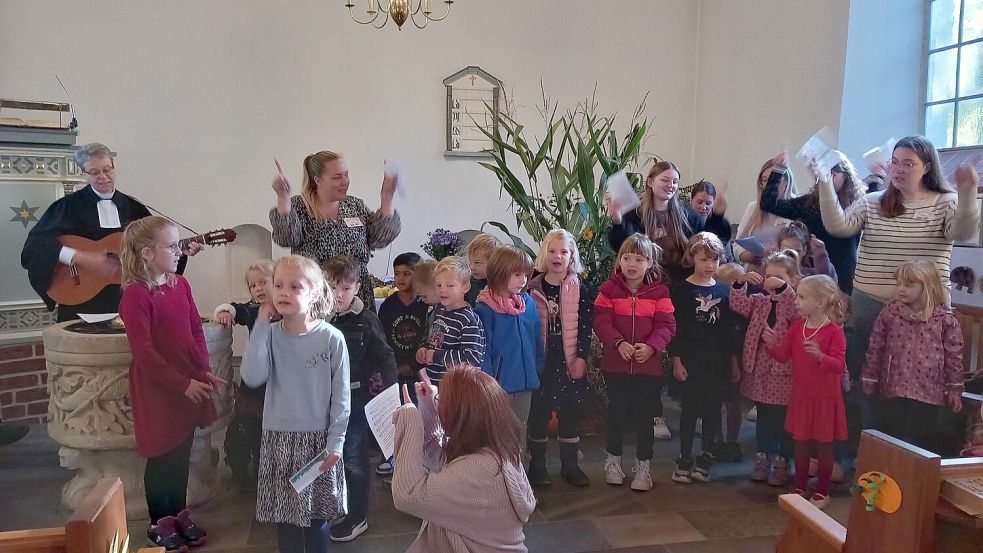 Die Mädchen und Jungen führten im Altarraum zu Liedern einstudierte Bewegungen vor. Foto: Scherzer.