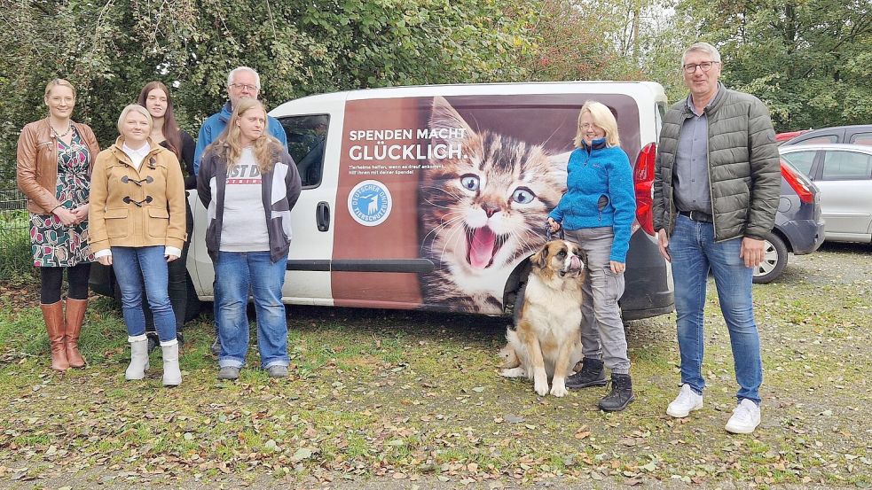 Die Vertreter der Vertragskommunen des Tierheims Stapelmoor Xenia Nording (links), Matthias Heyen (4. von links) und Jörg Siemering (rechts) stellten das Tierheim-Team Tatjana Hammer, Jenny Potthast, Silke Heilig und die neue Tierheimleiterin Mara Schwartz vor. Foto: Gettkowski