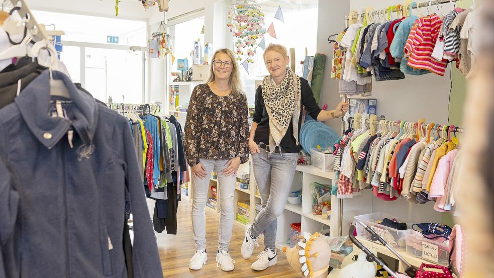 Die Babybörse in Wellendorf muss einem Café weichen und sucht deswegen nach neuen Räumlichkeiten. Mitarbeiterin Sina Sauer und Geschäftsführerin Melanie Hilmes sind zuversichtlich, noch dieses Jahr einen neuen Standort zu finden. Foto: Swaantje Hehmann