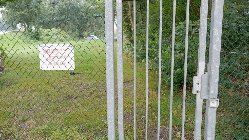 Durch diese Tür konnten Ferienhausbewohner in Papenburg bis vor einigen Monaten über den Campingplatz zum Poggenpoel-See gelangen. Foto: Schade