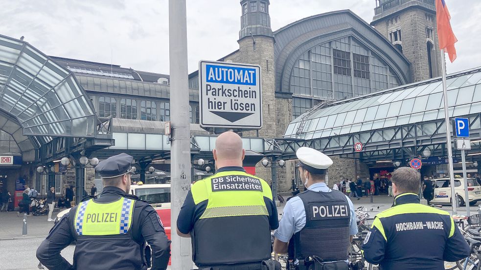 Polizei und Feuerwehr befinden sich am Hamburger Hauptbahnhof im Einsatz. Mutmaßlich soll dort ein Medizinstudent aus Ruanda angekommen sein, der mit dem hochansteckenden Marburg-Virus infoziert sein könnte. Foto: Franziska Spiecker