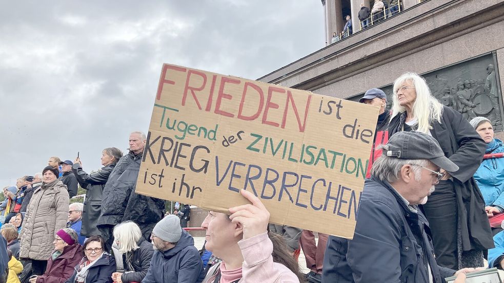 Ein Stopp westlicher Waffenlieferungen an die Ukraine gehörte zu den Kernforderungen der Friedensdemo am Donnerstag in Berlin. Foto: dpa