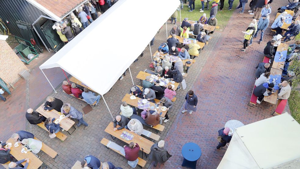 Gut besucht war das Matjesessen in Rhaude. Foto: Passmann