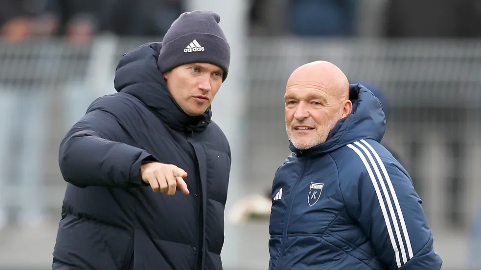 Auch Kickers Emden und Henning Rießelmann (links), hier im Gespräch mit Trainer Stefan Emmerling, unterstützen den SSV Jeddeloh II. Archivfoto: Doden/Emden