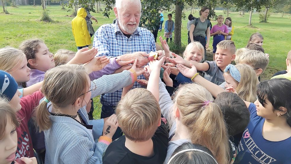 Mit Begeisterung probierten die Kinder des 3. Jahrgangs der GS Ostrhauderfehn die frischen Äpfel vom Baum. Foto: Scherzer