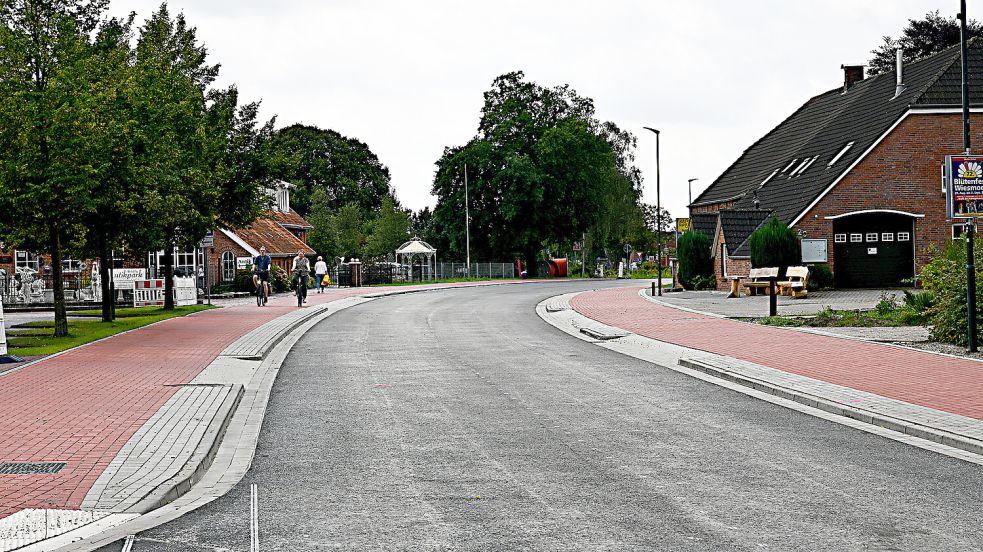 Ende August hatte es bereits eine Vollsperrung gegeben, um die Straße zwischen dem südlichen Ortseingang und der Kreuzung Oldenburger Straße zu asphaltieren. Foto: Stromann