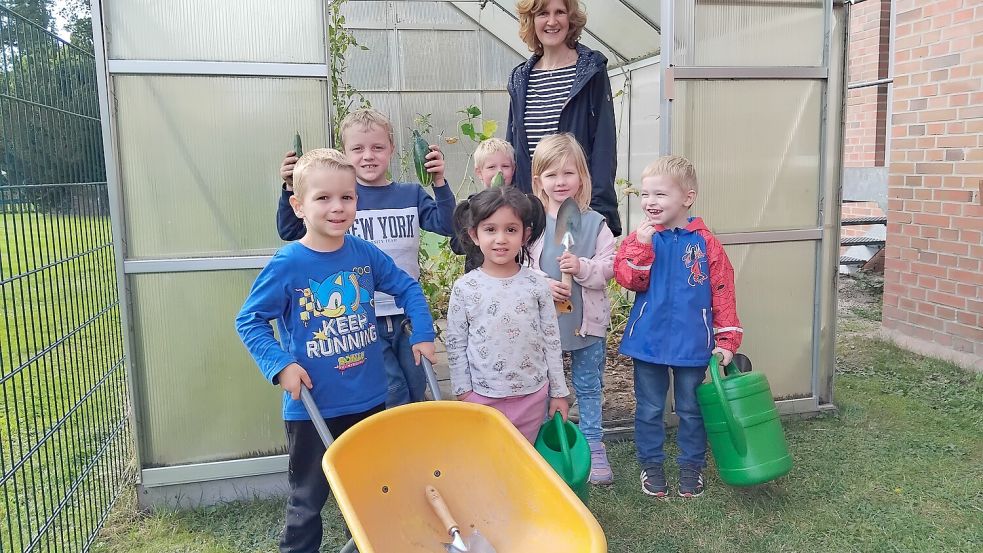 Mylo Baeckmann (4), Vincent Schneider (6), Lawin Adi (4), Lennie Decker (5), Neele Schmidt (5), Jensen Tulodetzki (4) vom Kindergarten Collinghorst machen beim Langzeitprojekt sehr gerne mit. Sozialpädagogische Assistentin Gaby Kruse beteiligt sich aktiv. Foto: Scherzer