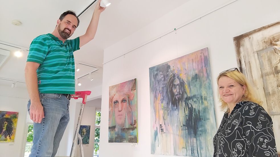 Marijn van Zoggel und Künstlerin Anja Andabaka demonstrieren im hinteren Bereich der Galerie punktuelles Beleuchten von Kunstwerken durch eine moderne Lichtanlage. Foto: Scherzer