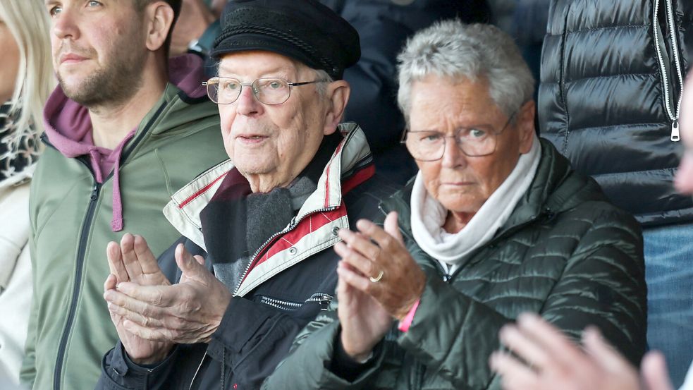 Heinz Mammen plaudert während des Spiels gerne mit Kickers-Anhängerin Karin Andersson. Foto: Doden