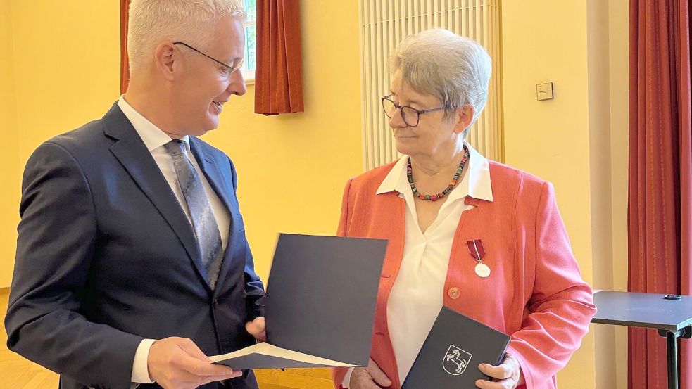 Landrat Matthias Groote verlas die Ehrenurkunde für Gerda Dänekas. Foto: Nording