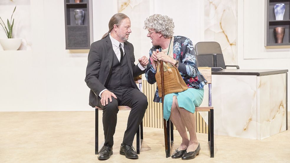 Der Delmenhorster Markus Weise (rechts) macht auch als Oma auf der Bühne eine gute Figur. Foto: Boulevardtheater Bremen