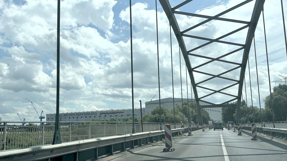 Auch die Emsbrücke im Verlauf der Rheiderlandstraße wurde saniert. Foto: Vogt/Archiv