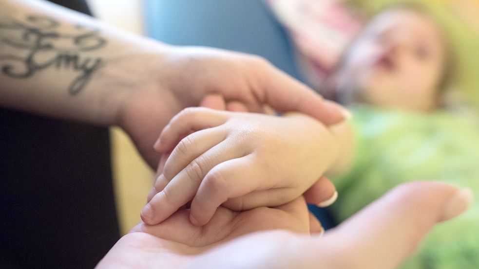 Die 13-jährige Anna aus Osnabrück hat eine schwere Stoffwechselkrankheit. Ihre Familie ist am Ende ihrer Kräfte. Foto: Patrick Pleul/dpa