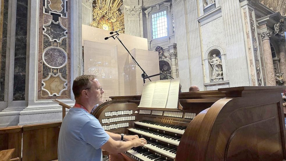 20 Minuten Zeit hatte Martin Kirchberg, um sich mit der großen Orgel in dem prunkvollen Petersdom vertraut zu machen. Foto: Reinhard Walter