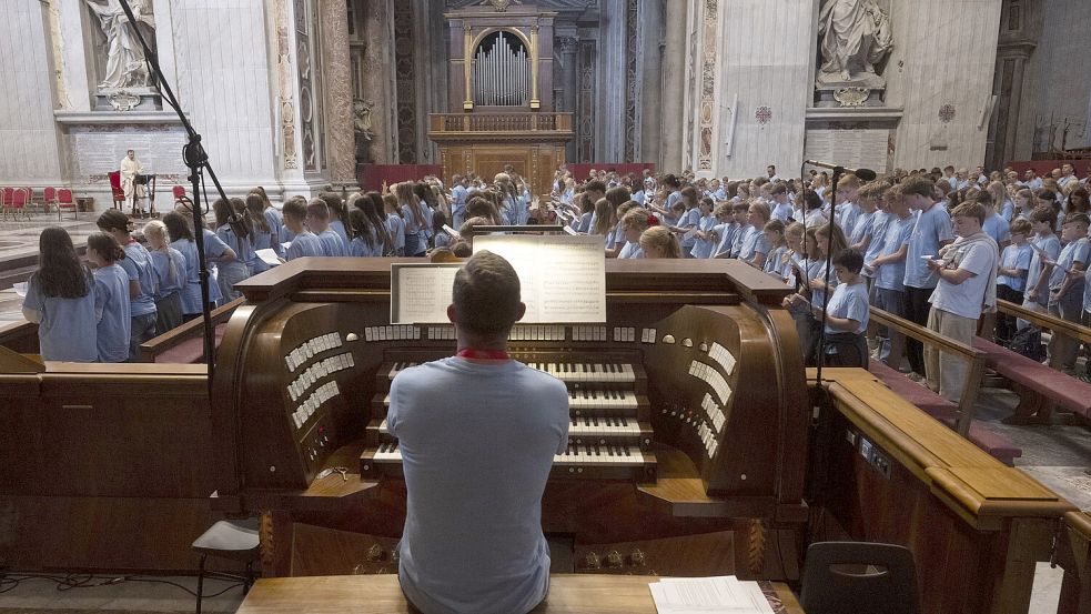 Heilige Messe im Petersdom: Organist Martin Kirchberg durfte dabei an der großen Pfeifenorgel in der päpstlichen Basilika Platz nehmen. Foto: Reinhard Walter