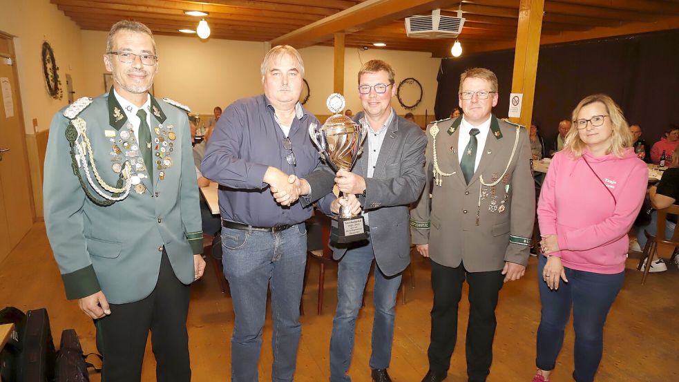 Übergabe des Wanderpokals des Saterland-Pokalschießens (von links): Günther Fugel, Gerold Bruns, Rainer Fugel, Ludger Meinders, Tanja Arens. Foto: Passmann