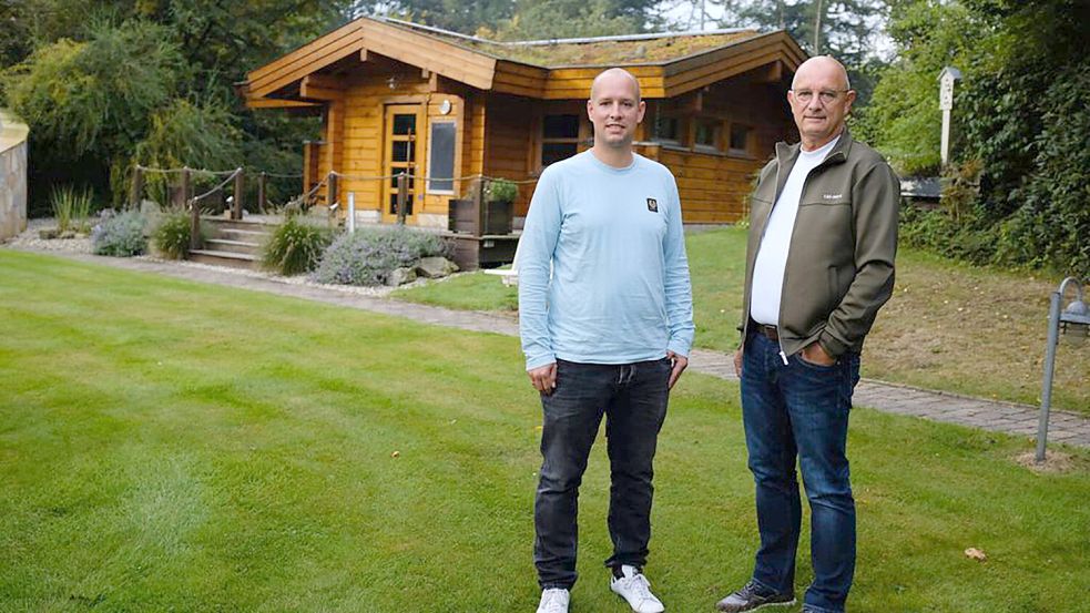 Kapitel beendet: Mike (links) und Andreas Schumacher sehen keine Chance mehr, ihre Landhaus-Sauna gewinnbringend weiter zu betreiben. Foto: Niemeyer