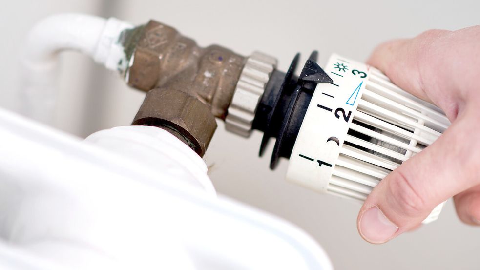 Der Dreh am Thermostat wird wieder teurer – auch in Ostfriesland. Foto: Dittrich/DPA/Archiv