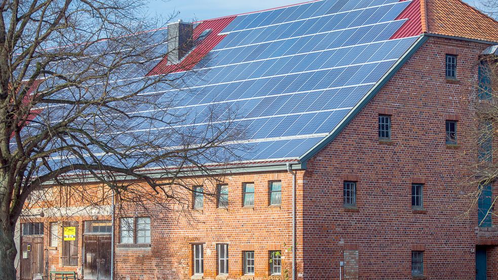 Die private Energiewende – Solarplatten auf dem Dach eines historischen Bauernhauses. Foto: Jens Büttner/dpa