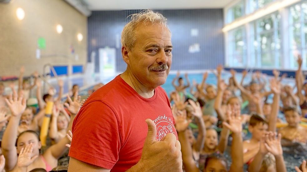 Bei der letzten Poolparty vor der Schließung im August 2023 war Samtgemeindebürgermeister Uwe Themann noch zuversichtlich, dass die Schließung nur knapp ein Jahr dauern würde. Foto: Löschen/Archiv