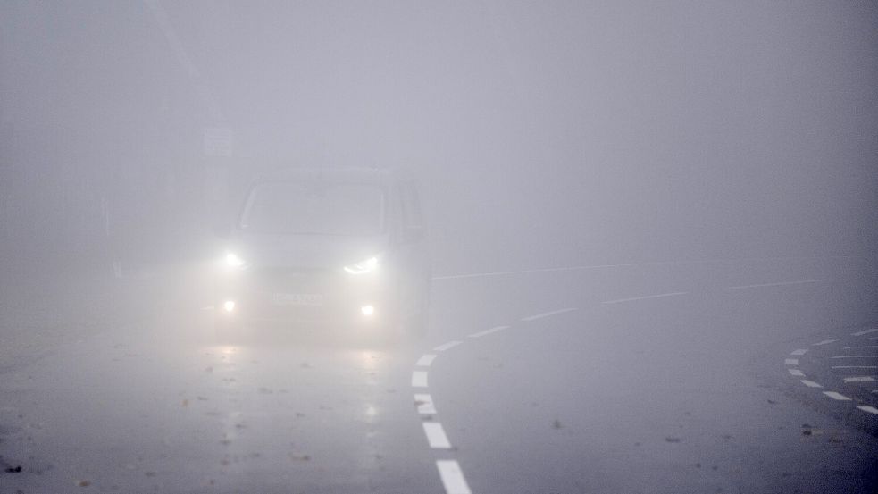 Bei Nebel gilt: Licht an, Gas runter. Foto: Roessler/dpa