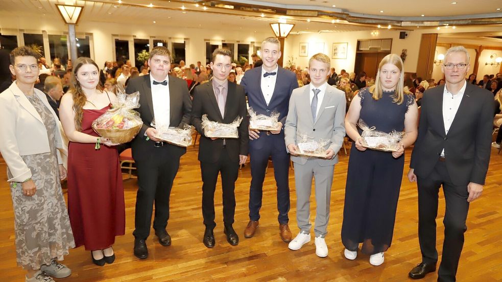 Für besondere Leistungen wurden mit einer Prämie geehrt (v.links), Doris Wieghaus, Jette Feye, Benedikt Thomas, Lasse Beckmann, Felix Pohlabeln, Joost Komandel, Ann Kristin Funke, Hubertus Berges. Foto: Passmann