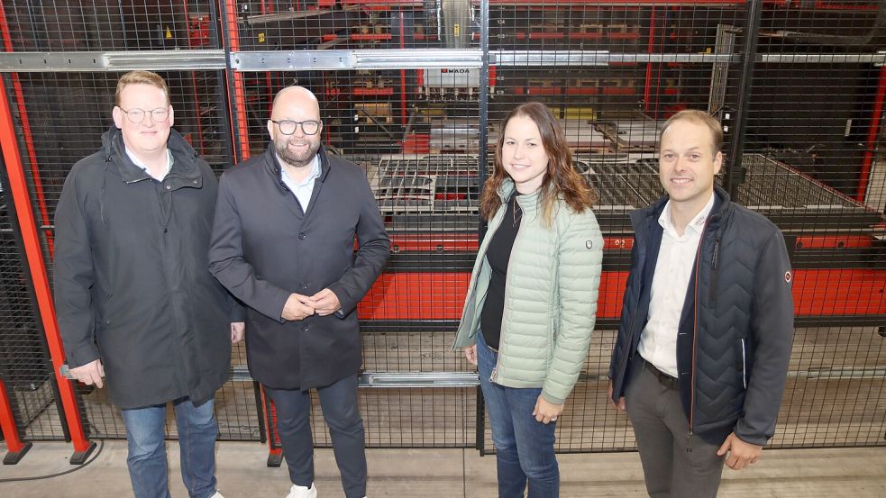 Fotohinweis: Landrat Johann Wimberg und Wirtschaftsförderer Dirk Gehrmann ließen sich von den Geschäftsführern Ann-Kathrin Tangemann und Dennis Bruns durch ihr Unternehmen führen. Foto: Sascha Rühl / LK Cloppenburg