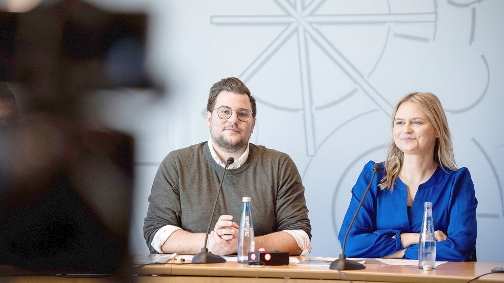 Carsten Meier (links), Initiator von der Unternehmensberatung Intraprenör, und Julia Backmann von der Universität Münster, wissenschaftliche Leiterin des Pilotprojekts zur Vier-Tage-Woche in Deutschland, bei der Präsentation der Ergebnisse. Foto: Strauch/DPA